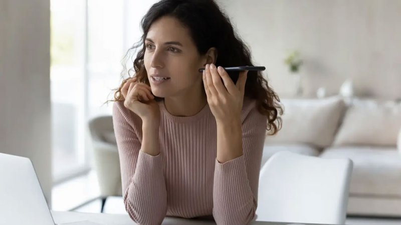 لماذا نكره سماع أصواتنا بعد تسجيلها على "واتساب"؟