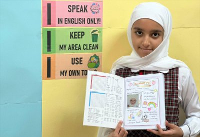 بطاقة تعريفية باللغة الإنجليزية في حصة المعلمة أسماء بوشرار