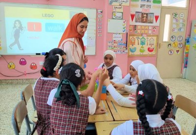 تعليم اللغة الإنجليزية باللعب في حصة المعلمة مريم سامي