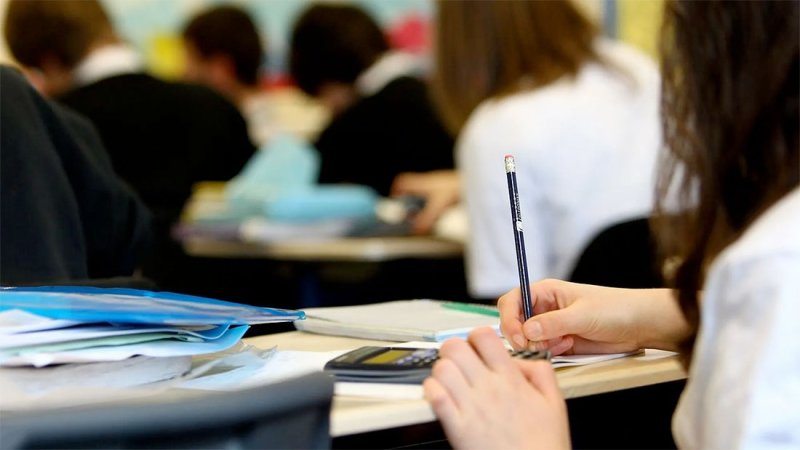 "سرطان ينتشر".. معضلة كبيرة تواجه المدارس البريطانية