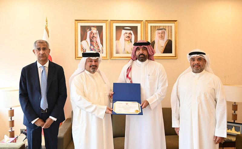الشيخ أحمد بن محمد: تنمية قدرات الموظفين وإكسابهم المهارات اللازمة