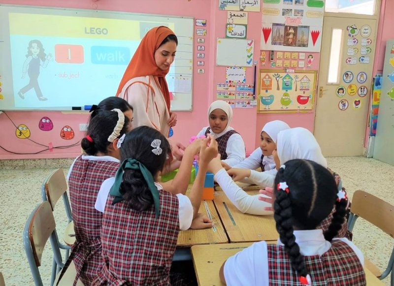 تعليم اللغة الإنجليزية باللعب في حصة المعلمة مريم سامي
