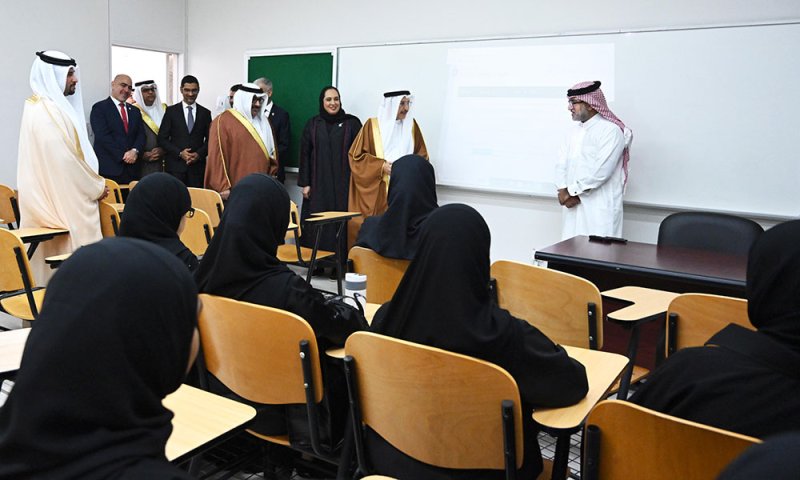 خالد بن عبد الله: نهنئ منتسبي جامعة البحرين ببدء العام الجديد.. ونحث أبناءنا الطلبة على المثابرة لرفعة وطننا العزيز