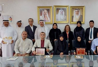 تقديم جائزة "المربي الأستاذ أحمد العمران للطالب المتفوق"