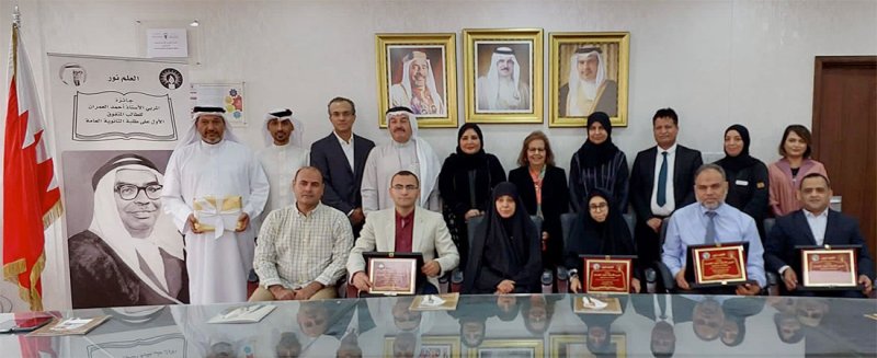 تقديم جائزة "المربي الأستاذ أحمد العمران للطالب المتفوق"