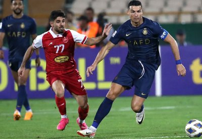 لهذا السبب رونالدو اشتكى من ملعب آزادي.. ولاعب إيراني يرد