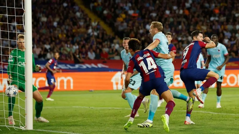 فيلكس يقود برشلونة إلى فوز عريض على أنتويرب