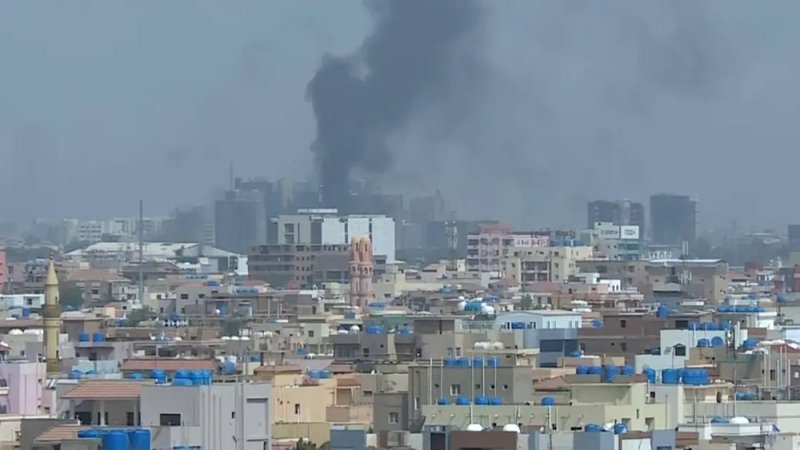 الخرطوم تشتعل.. اشتباكات عنيفة بمحيط القيادة والقصر الرئاسي