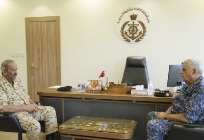 القائد العام لقوة دفاع البحرين يتفقد إحدى الأسلحة والوحدات