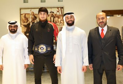 سمو الشيخ سلمان بن محمد في مقدمة مستقبلي المصارع أحمد تاج الدين