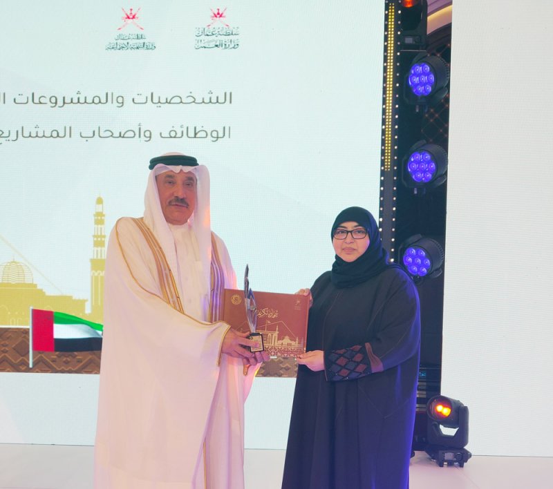 وزير العمل يشيد بالمنشآت البحرينية المكرمة خليجياً لاستقطابها الكفاءات الوطنية