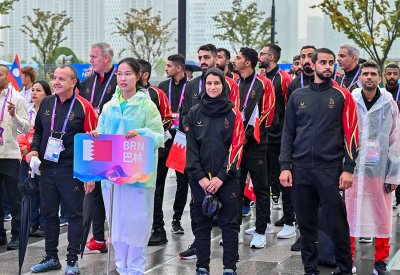 رفع علم البحرين في القرية الرياضية