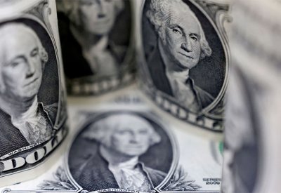 الدولار الأميركي يتسيد عملات العالم بدعم من تشديد الفيدرالي
