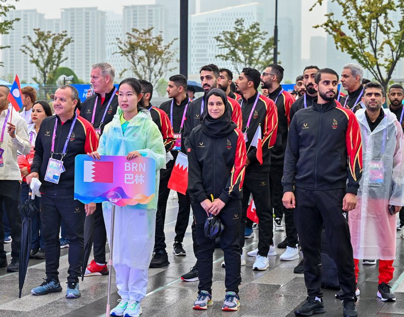 رفع علم البحرين في القرية الرياضية