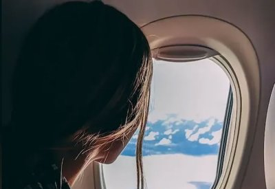 ظنوها نائمة على الطائرة طوال الرحلة.. لكن الحقيقة كانت صادمة