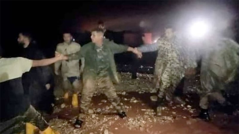 وسط كارثة درنة.. قصص بطولية لسلاسل بشرية من الجنود