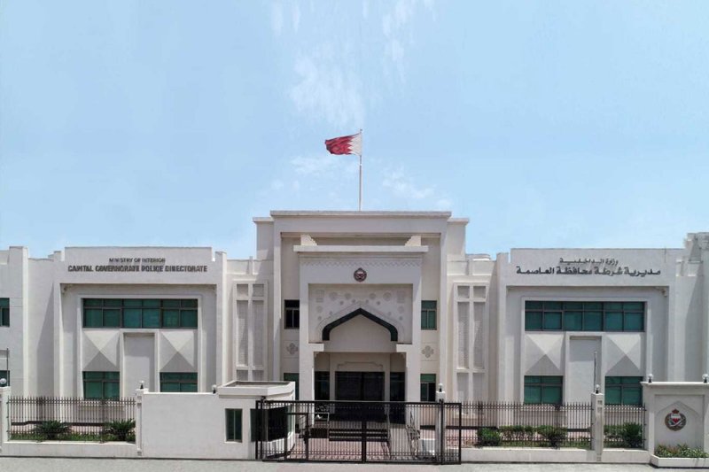 شرطة العاصمة: القبض على شخص قام بسرقة مركبة بوضع التشغيل والاستيلاء على مبلغ مالي بداخلها