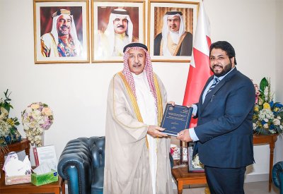 محافظ المحرق يشيد بحرص الشباب البحريني على مواصلة التحصيل العلمي