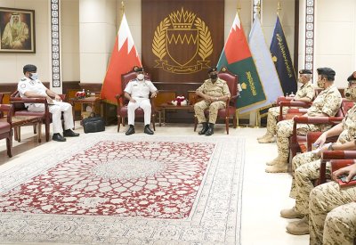 صاحب المعالي القائد العام لقوة دفاع البحرين يستقبل مساعد قائد القوات البحرية المشتركة لشؤون الإقليم