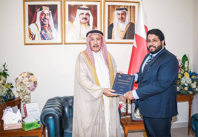 محافظ المحرق يشيد بحرص الشباب البحريني على مواصلة التحصيل العلمي