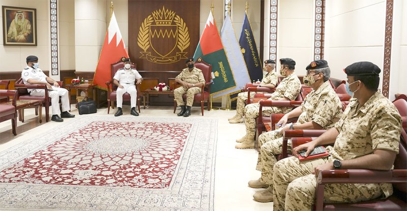صاحب المعالي القائد العام لقوة دفاع البحرين يستقبل مساعد قائد القوات البحرية المشتركة لشؤون الإقليم
