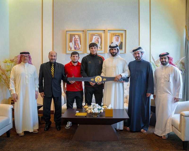 ناصر بن حمد يشيد بالإنجاز العالمي للمصارع أحمد تاج الدين