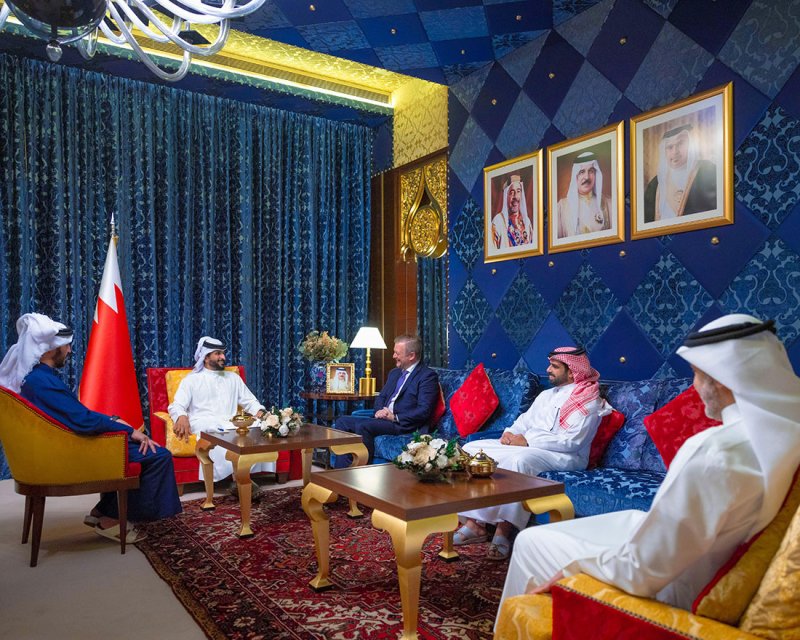 ناصر بن حمد يستقبل رئيس اللجنة البارالمبية الدولية