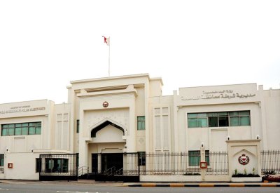 شرطة العاصمة: القبض على شخص إثر قيامه بسرقة ساعات ثمينة بعد استبدالها بأخرى مقلدة
