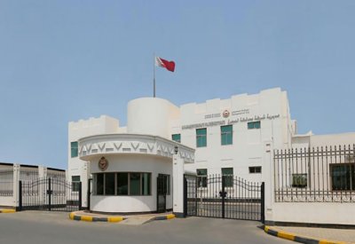 شرطة المحرق: القبض على شخصين سرقا مبلغا من المال من "محل حلوى"
