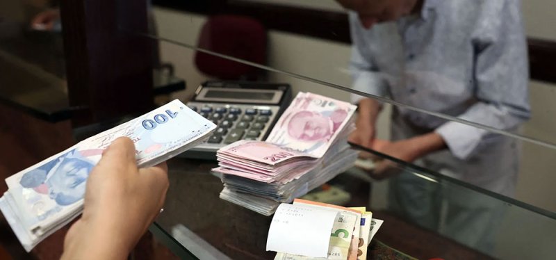 هبوط تاريخي جديد للعملة التركية مقابل الدولار
