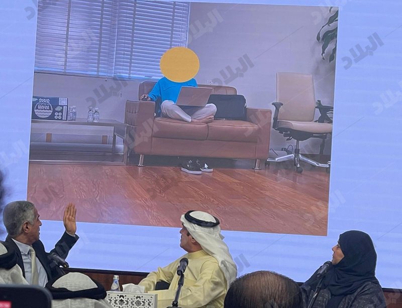 بالصور: طريقة لقاء موظف بشركة طيران الخليج مع المفصولين!