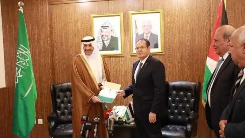 أول سفير سعودي بفلسطين.. السديري يصل إلى الضفة الغربية