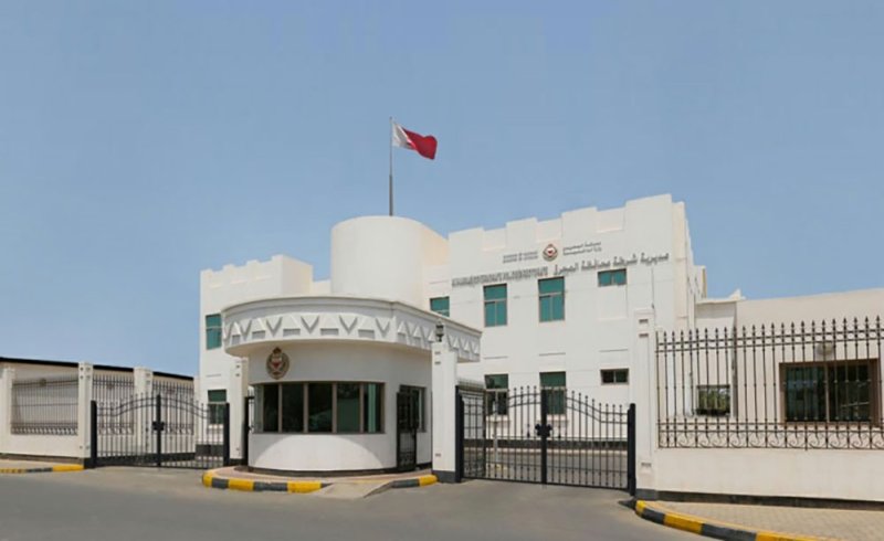 شرطة المحرق: القبض على شخصين سرقا مبلغا من المال من "محل حلوى"