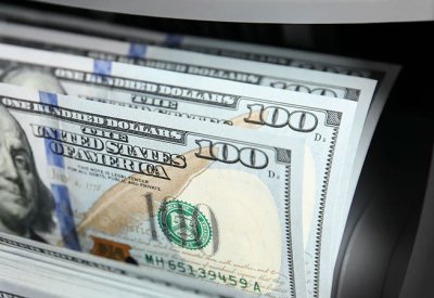الدولار القوي يوجع العملات الرئيسية