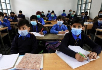 باكستان تغلق 56 ألف مدرسة جراء انتشار عدوى فيروسية في العين