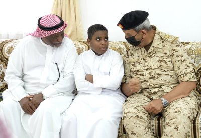 القائد العام لقوة دفاع ‏البحرين يقدم واجب العزاء إلى أسرة وأهل شهيد الواجب الوطني