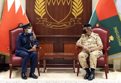 القائد العام لقوة دفاع البحرين يستقبل الملحق العسكري الباكستاني المقيم بالرياض والمعتمد لدى المملكة