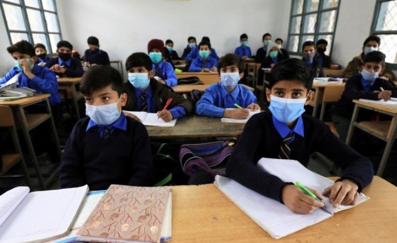 باكستان تغلق 56 ألف مدرسة جراء انتشار عدوى فيروسية في العين