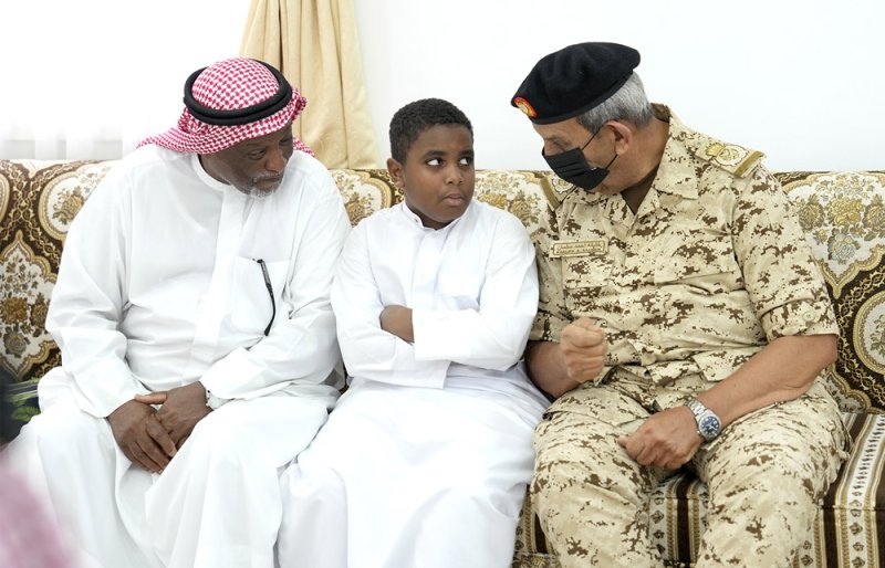القائد العام لقوة دفاع ‏البحرين يقدم واجب العزاء إلى أسرة وأهل شهيد الواجب الوطني