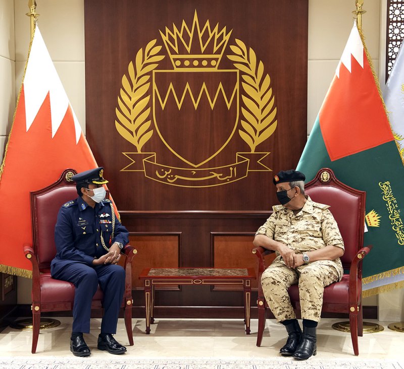 القائد العام لقوة دفاع البحرين يستقبل الملحق العسكري الباكستاني المقيم بالرياض والمعتمد لدى المملكة