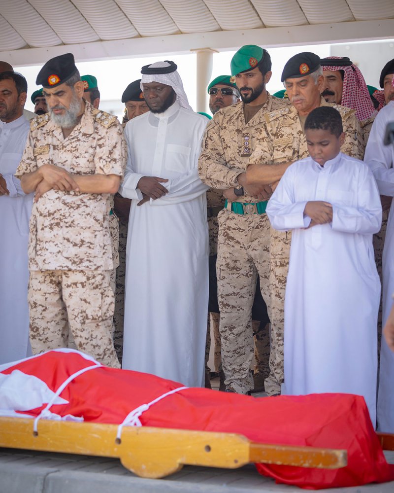 سمو مستشار الأمن الوطني قائد الحرس الملكي يتقدم جموع مشيعي شهيد الواجب الوطني المقدس الوكيل أول آدم سالم نصيب‎‎