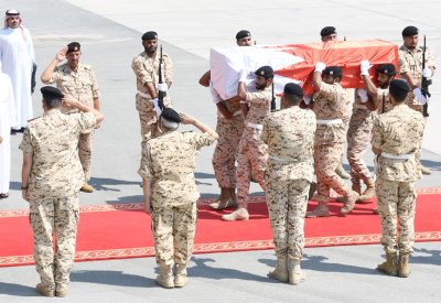 القائد العام لقوة دفاع البحرين في مقدمة مستقبلي جثمان شهيد الواجب الوطني‎