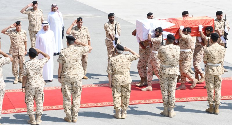 القائد العام لقوة دفاع البحرين في مقدمة مستقبلي جثمان شهيد الواجب الوطني‎