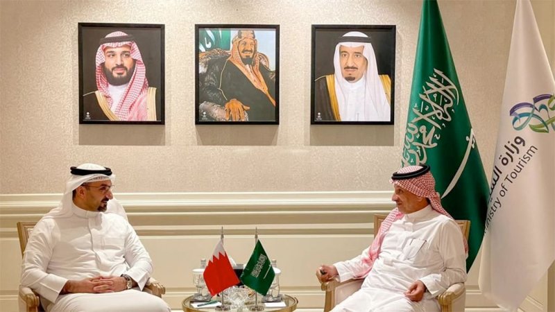 الوزير فخرو يلتقي وزير السياحة السعودي