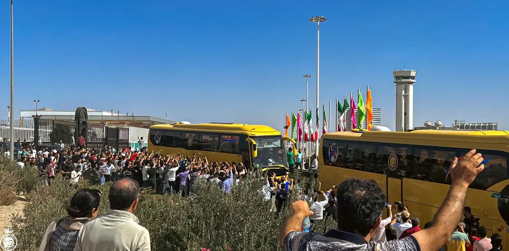 لحظة وصول فريق النصر الى إيران والجماهير تستقبلهم