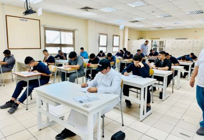 طلبة المرحلة الثانوية يمتحنون الاختبار القبلي (Pre-test) في مهارات اللغة الإنجليزية IELTS