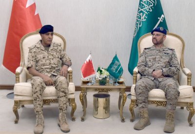 سعادة رئيس هيئة الأركان يجتمع مع معالي رئيس هيئة الأركان العامة للقوات المسلحة السعودية