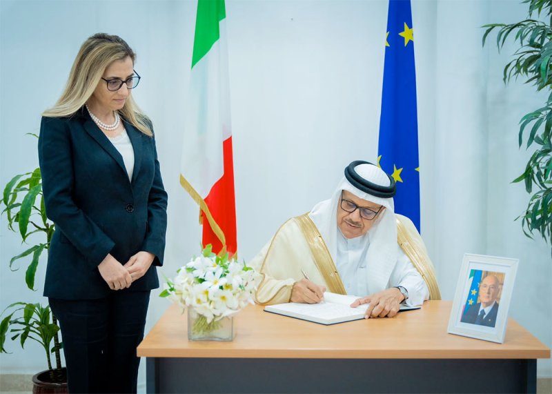 سعادة وزير الخارجية يقدم تعازي مملكة البحرين في وفاة رئيس الجمهورية الإيطالية السابق