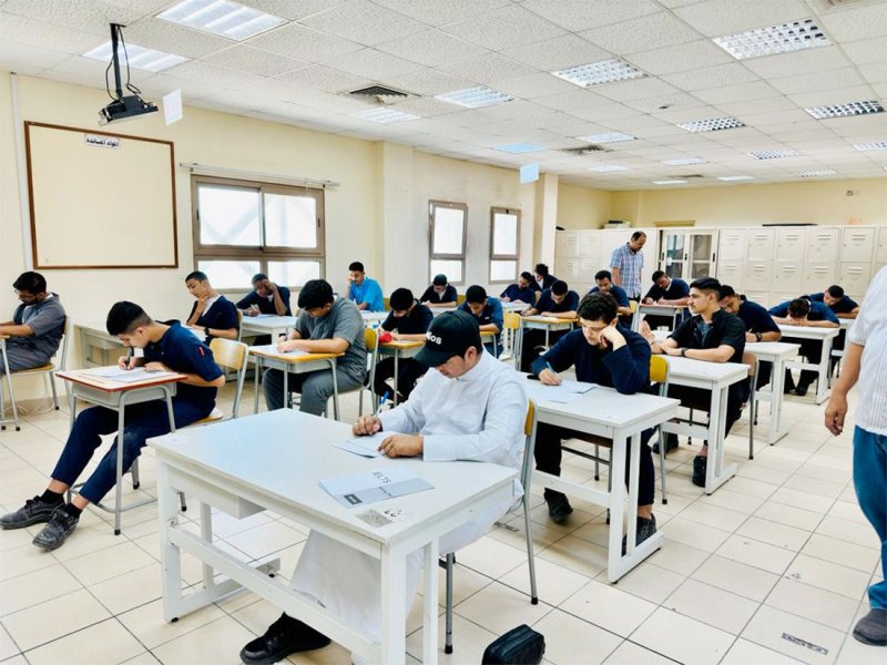 طلبة المرحلة الثانوية يمتحنون الاختبار القبلي (Pre-test) في مهارات اللغة الإنجليزية IELTS
