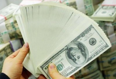 الدولار القوي يحافظ على مكاسبه في مستهل الربع الأخير